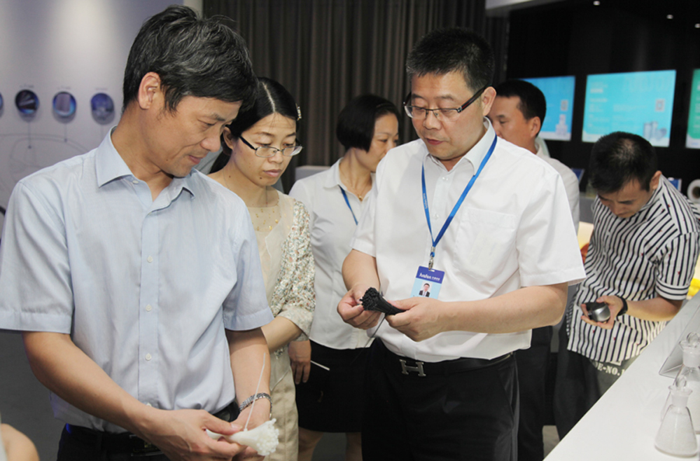 瑞安经信局局长涂秀明,副局长林晓东等领导陪同调研.(林加浩)